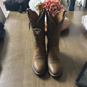 Ariat ‘Jasper’ boot in distressed brown.